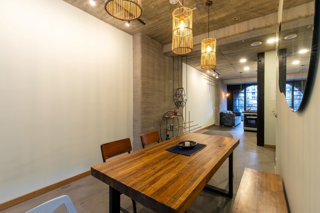 Modern and versatile table in Hotel Medellin Nido Sky, ideal for eating or working, with views of the interior of the apartment